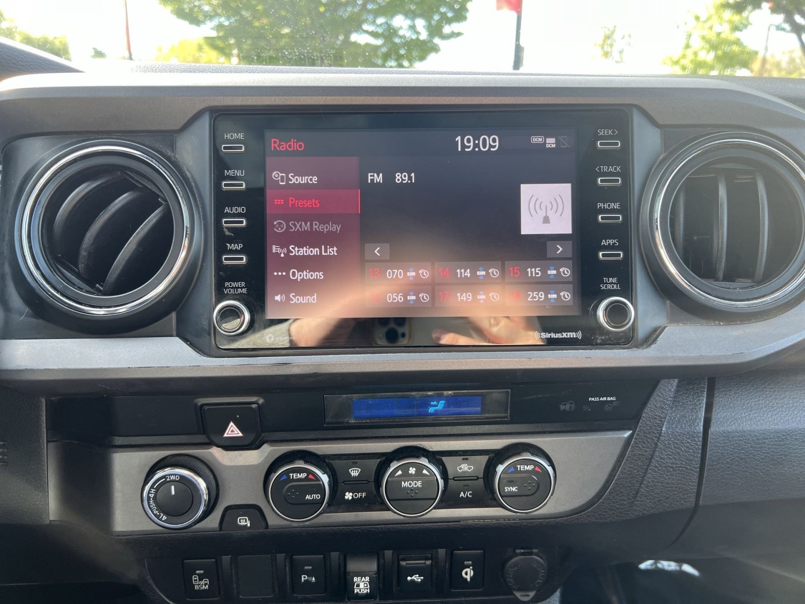 Used 2022 Toyota Tacoma TRD Off-Road w/ Technology Package AWD/4WD image 18