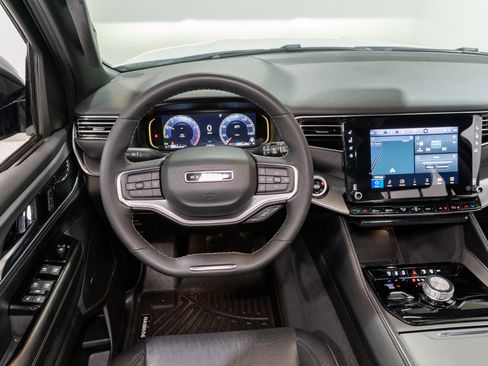 Used 2024 Jeep Wagoneer Series II image 11