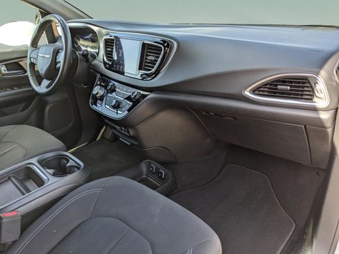 Used 2019 Chrysler Pacifica Touring Plus w/ Advanced Safetytec Group image 10