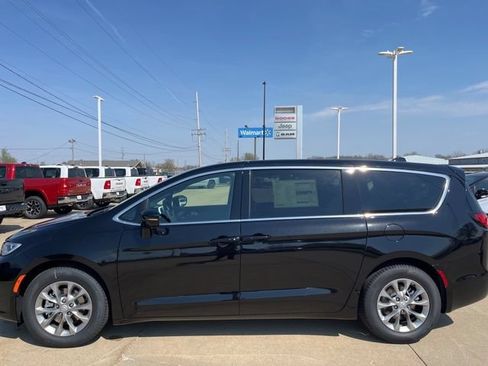 New 2026 Chrysler Pacifica Limited FWD image 8