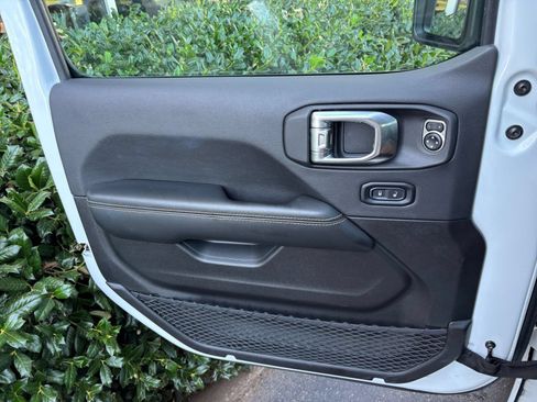 Used 2025 Jeep Wrangler Unlimited Sahara AWD/4WD image 18