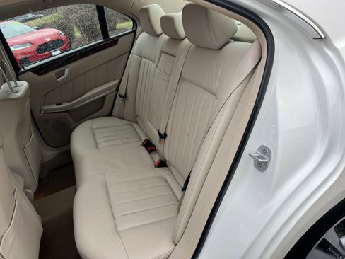 Used 2014 Mercedes-Benz E 350 4MATIC Sedan image 24
