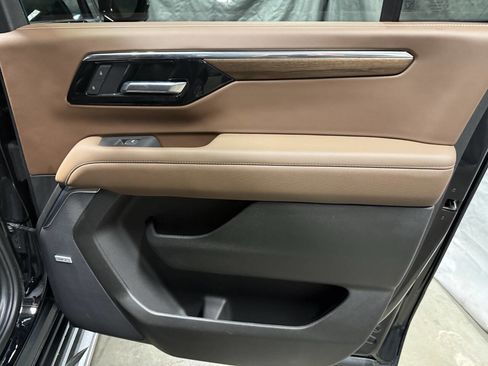 Used 2025 Chevrolet Suburban High Country image 14