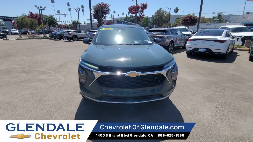Used 2025 Chevrolet Trax LT FWD image 3