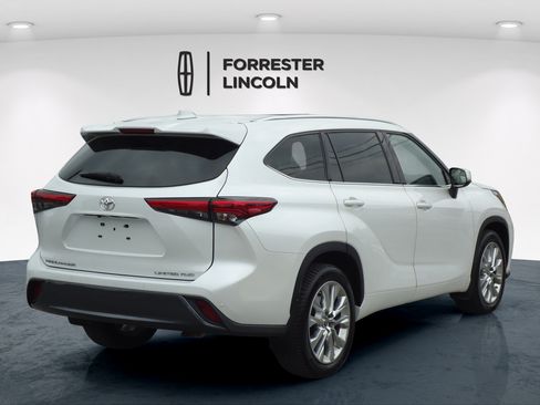 Used 2022 Toyota Highlander Limited AWD/4WD image 3