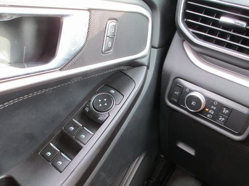 Used 2020 Ford Explorer XLT w/ Equipment Group 202A image 24