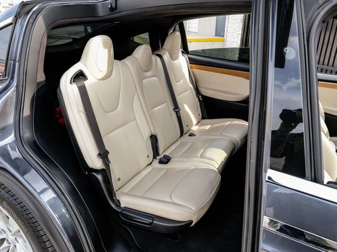 Used 2019 Tesla Model X 75D image 39