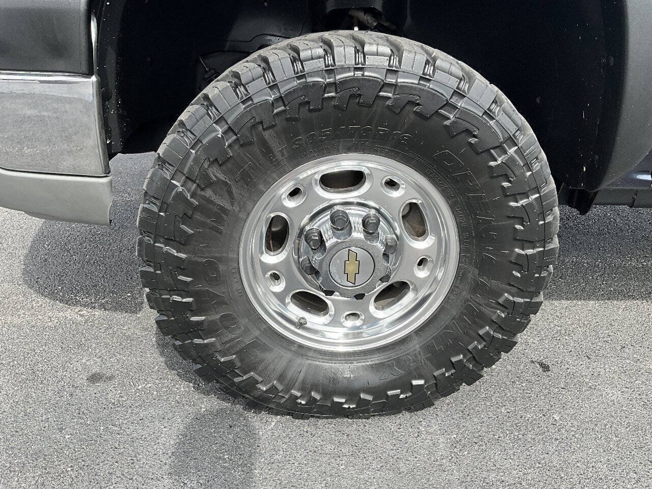 Used 2005 Chevrolet Silverado 2500 LS w/ Heavy-Duty Power Package AWD/4WD image 16