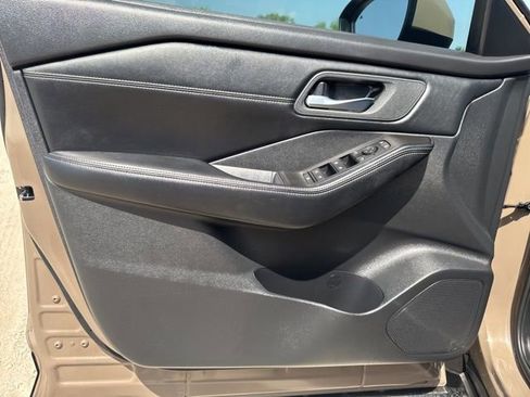 Used 2024 Nissan Rogue SV w/ SV Premium Package FWD image 15