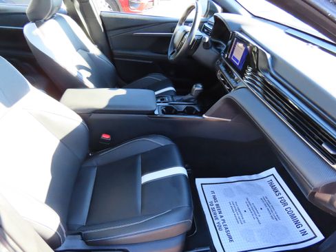 Used 2025 Toyota Camry SE image 11