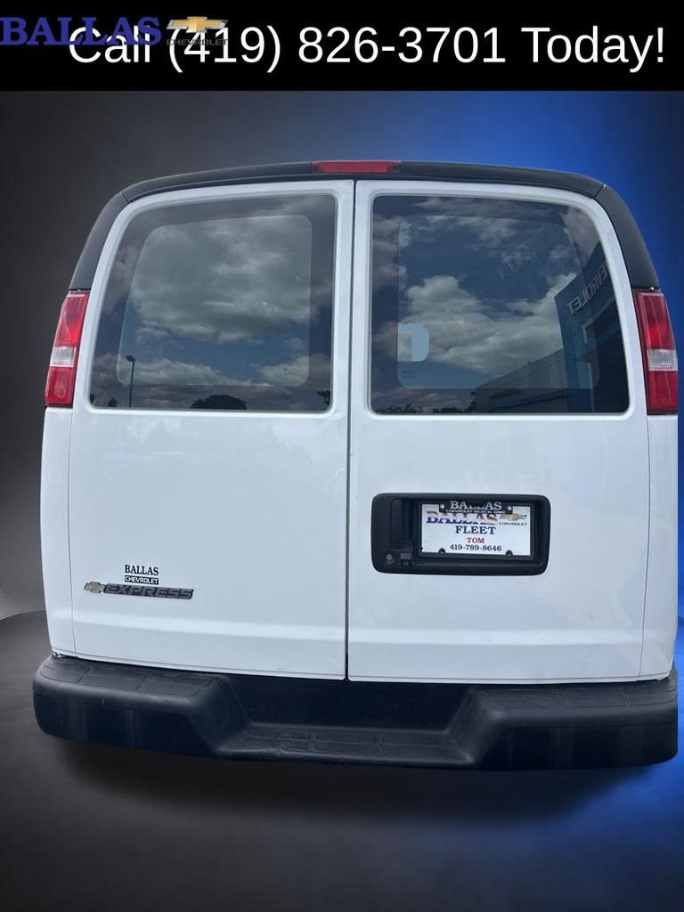 Used 2020 Chevrolet Express 2500 Extended RWD image 4