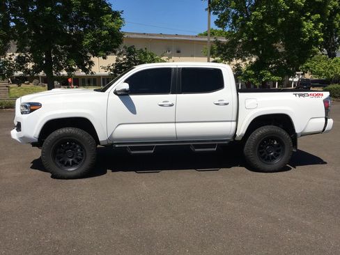 Used 2021 Toyota Tacoma TRD Sport w/ TRD Premium Sport Package AWD/4WD image 3