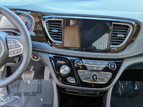 Used 2023 Chrysler Pacifica Pinnacle image 11