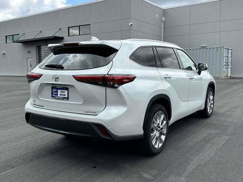 Used 2023 Toyota Highlander Limited FWD image 27