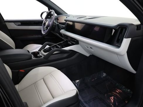 Used 2026 Porsche Cayenne AWD/4WD image 59
