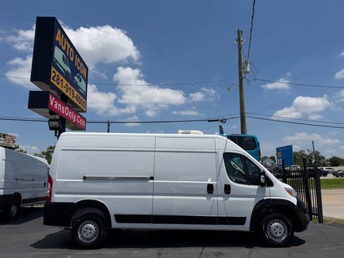 Used 2025 RAM ProMaster 2500 w/ Convenience Group FWD image 3