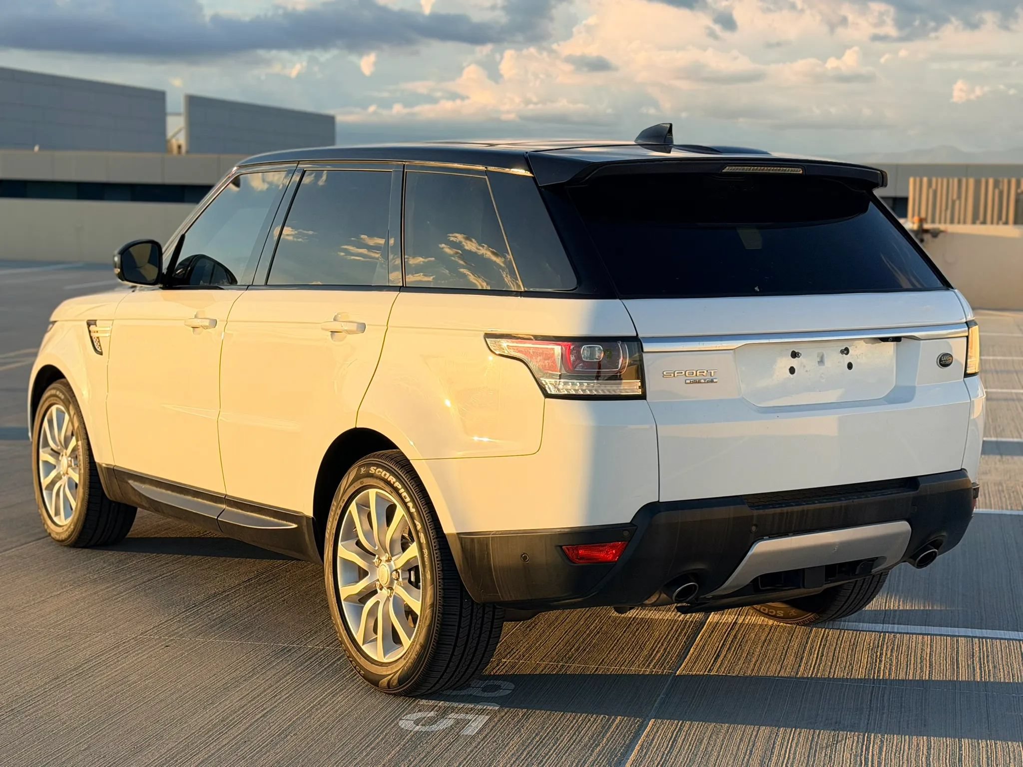 Used 2017 Land Rover Range Rover Sport HSE AWD/4WD image 15
