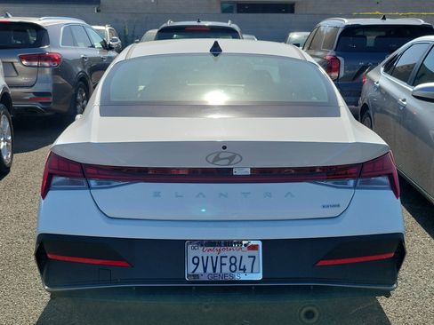 Used 2025 Hyundai Elantra Hybrid FWD image 5