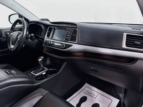 Used 2019 Toyota Highlander XLE AWD/4WD image 28