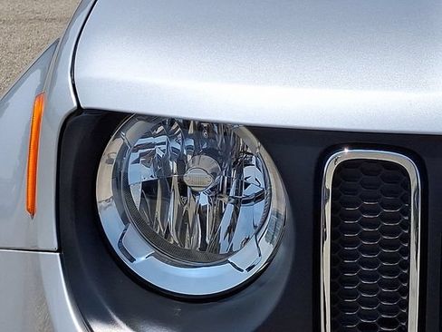 Used 2018 Jeep Renegade Latitude AWD/4WD image 9