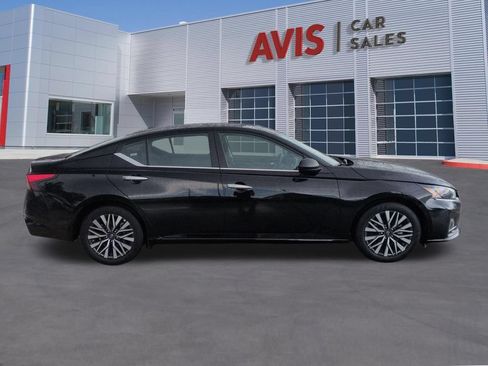 Used 2025 Nissan Altima 2.5 SV FWD image 5