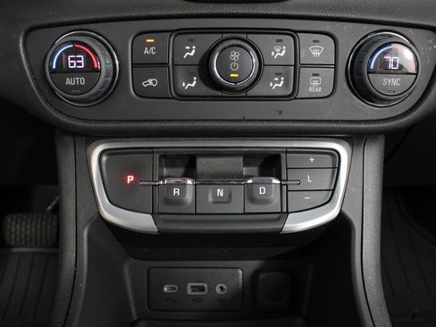Used 2024 GMC Terrain SLE w/ Driver Convenience Package FWD image 6
