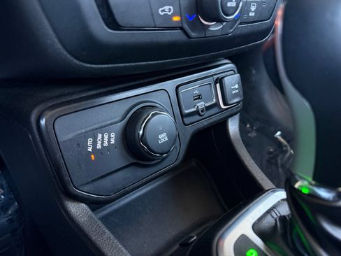 Used 2023 Jeep Renegade Latitude AWD/4WD image 18