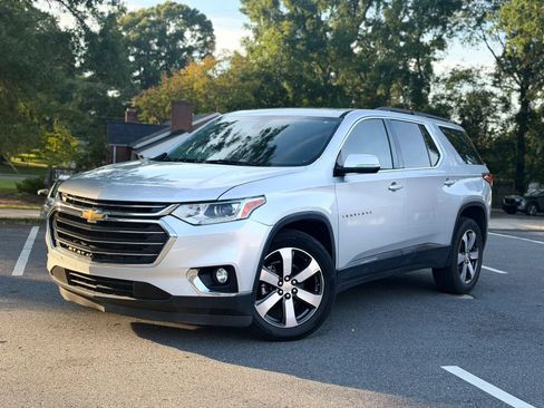 Used 2021 Chevrolet Traverse LT w/ LT Premium Package FWD image 2