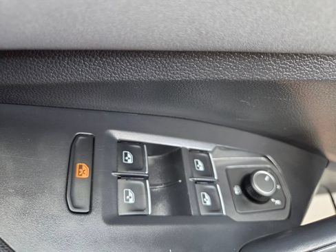Used 2025 Volkswagen Jetta SE FWD image 17