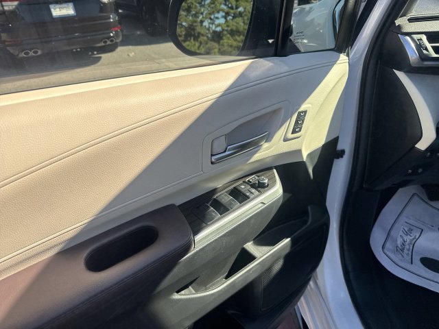 Used 2023 Toyota Sienna Platinum FWD image 11
