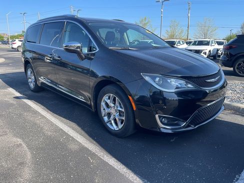 Used 2017 Chrysler Pacifica Limited FWD image 2