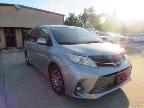 Used 2018 Toyota Sienna Limited Premium image 3