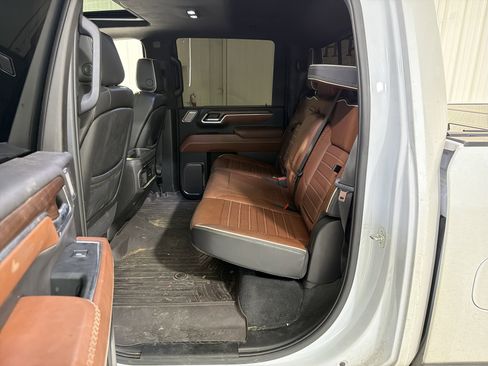 Used 2024 GMC Sierra 2500 Denali Ultimate image 12