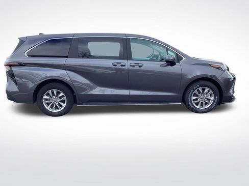 Used 2025 Toyota Sienna LE image 10