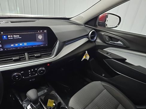 Used 2024 Chevrolet Trax LT w/ Sunroof Package image 26