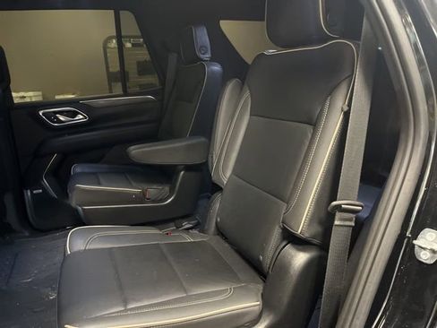 Used 2023 GMC Yukon SLT w/ SLT Premium Package image 16