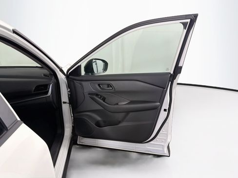 Used 2026 Nissan Rogue S FWD image 32