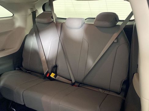 Used 2021 Toyota Sienna XLE AWD/4WD image 19