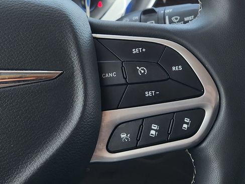 Used 2023 Chrysler Pacifica Limited image 29