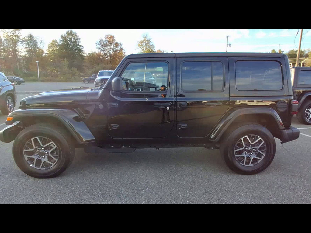 Used 2026 Jeep Wrangler Unlimited Sahara AWD/4WD image 5