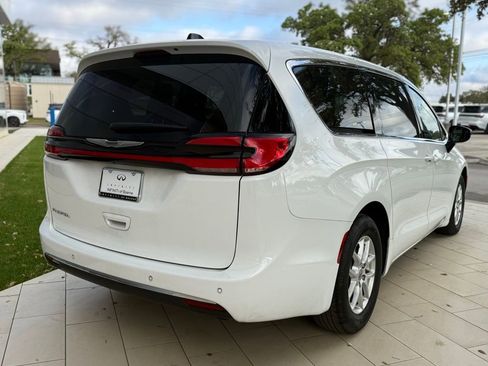 Used 2025 Chrysler Pacifica Select FWD image 5