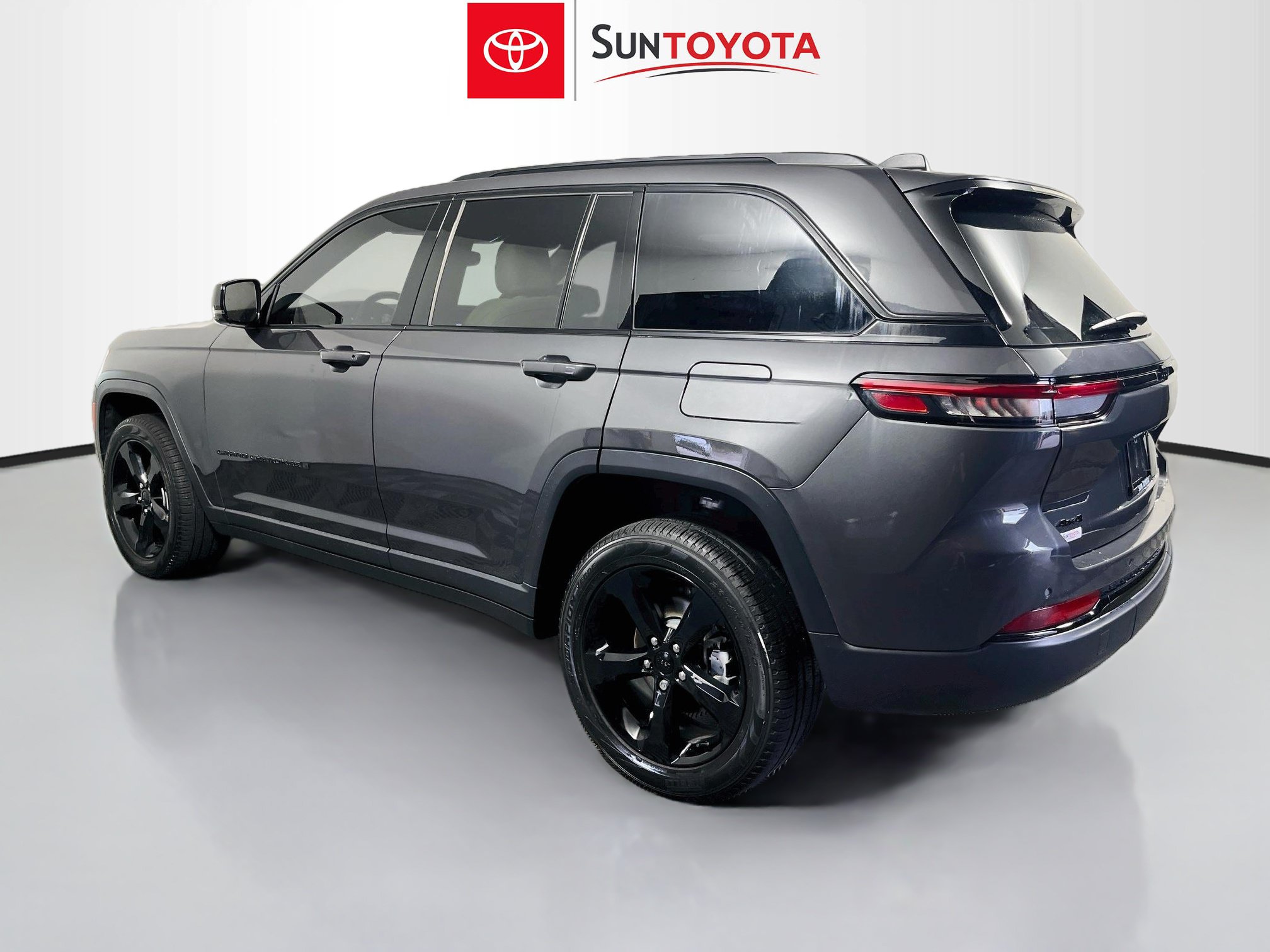Used 2023 Jeep Grand Cherokee Limited w/ Black Appearance Package AWD/4WD image 6