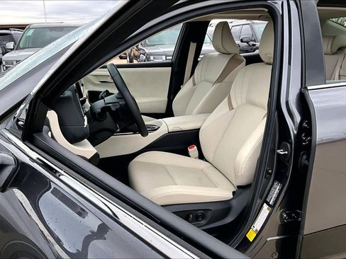 Used 2023 Toyota Crown Limited image 7