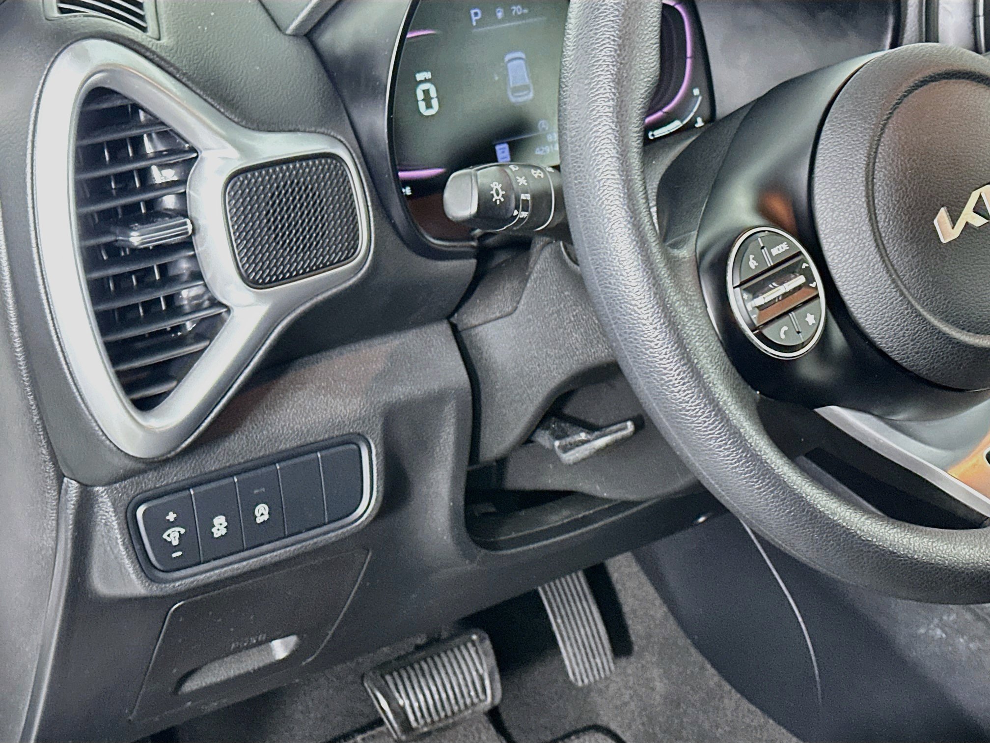 Used 2024 Kia Soul LX w/ Option Group 015 FWD image 17