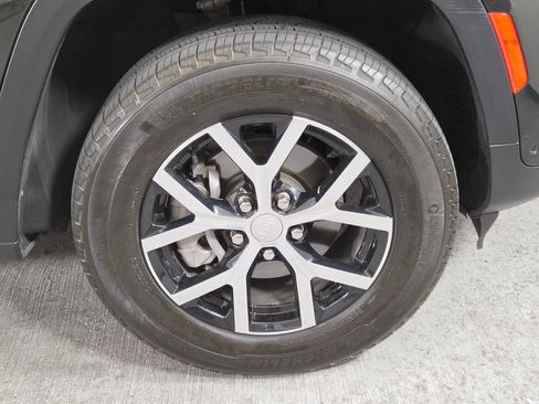 Used 2024 Jeep Grand Cherokee Limited w/ Luxury Tech Group II RWD image 11