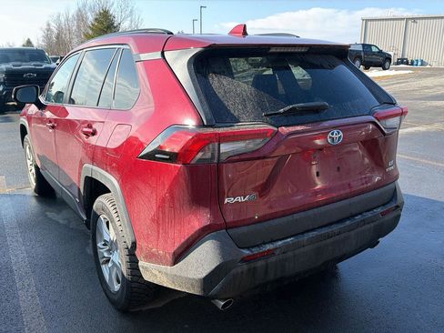 Used 2020 Toyota RAV4 LE w/ Carpet Mat Package image 9