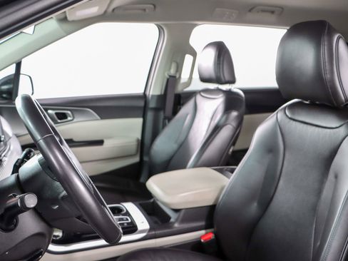 Used 2024 Kia Carnival LX image 23