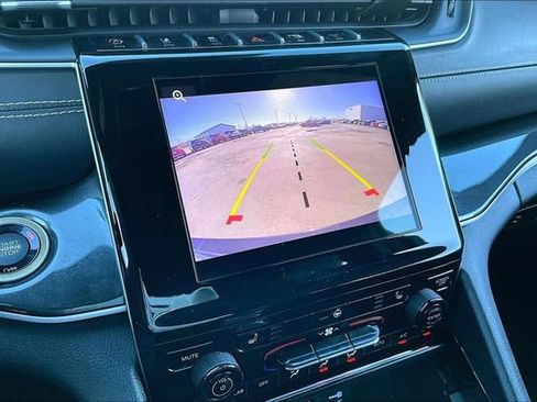 Used 2023 Jeep Grand Cherokee Altitude image 14