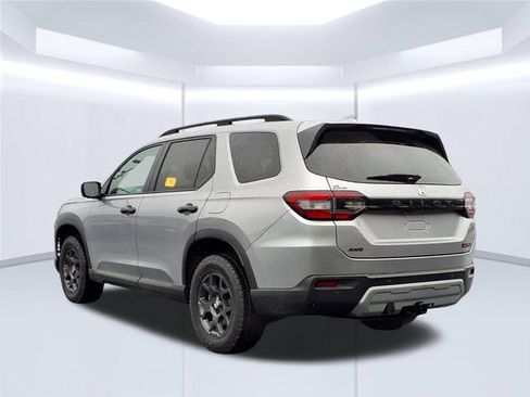 Used 2025 Honda Pilot TrailSport image 10