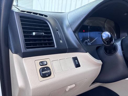 Used 2009 Toyota Venza FWD image 10